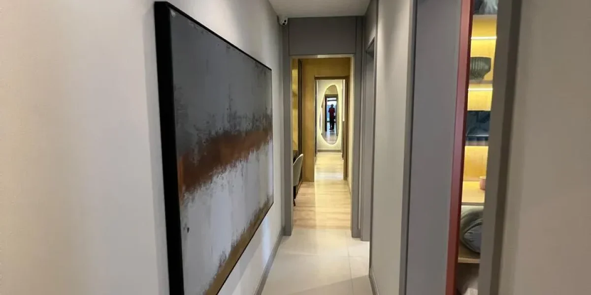 MS Zappa - Sorocaba - Corredor iluminado que conecta a área íntima com charme.