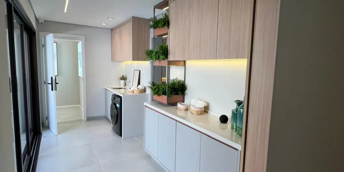 MS Zappa - Sorocaba - Lavanderia planejada com armários e muita luz natural.