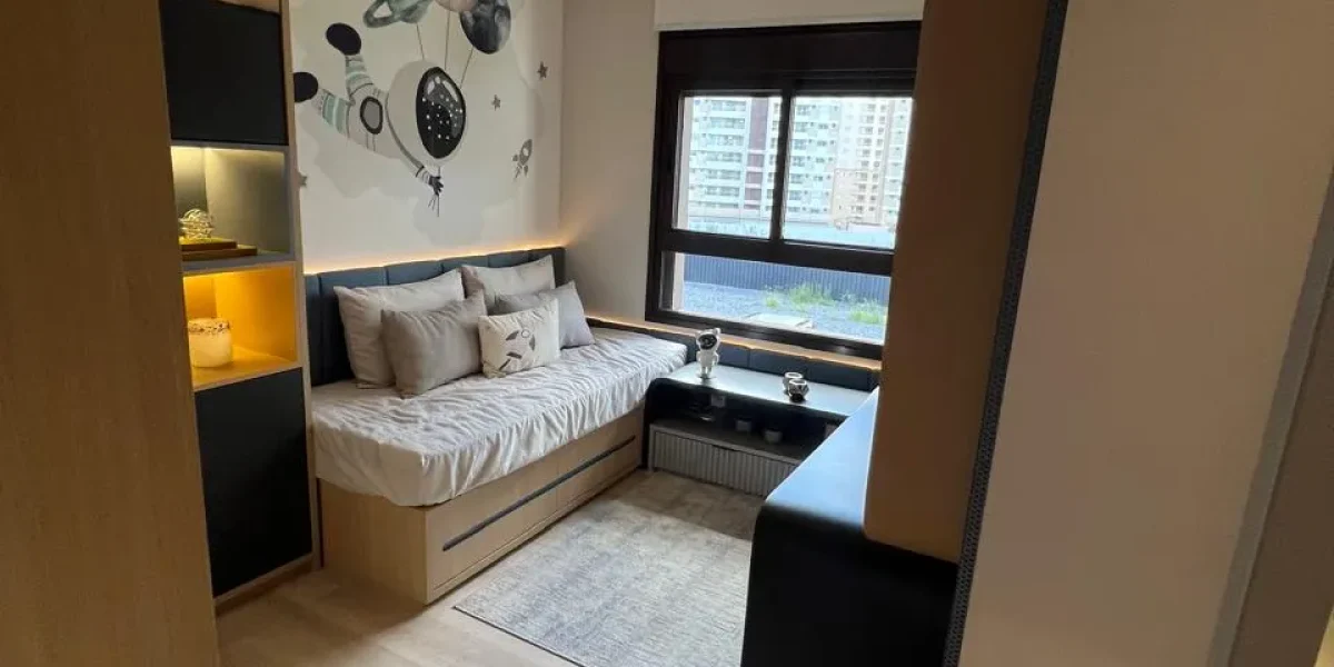 MS Zappa - Sorocaba - Quarto infantil lúdico com vista para a cidade.