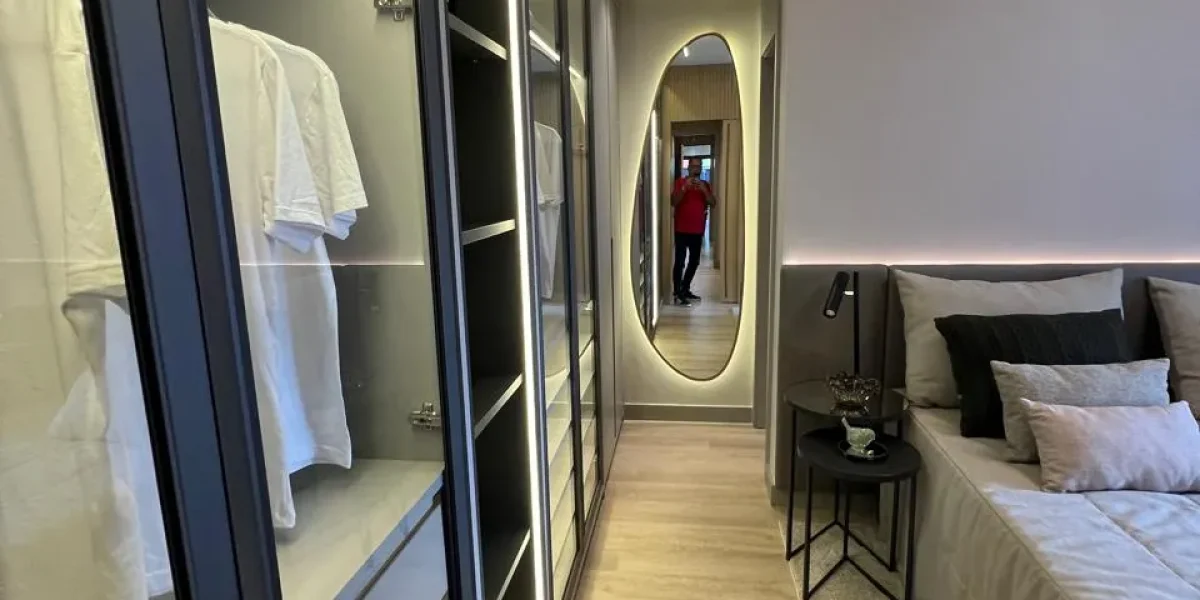 MS Zappa - Sorocaba - Suíte com closet espelhado e iluminação cênica.