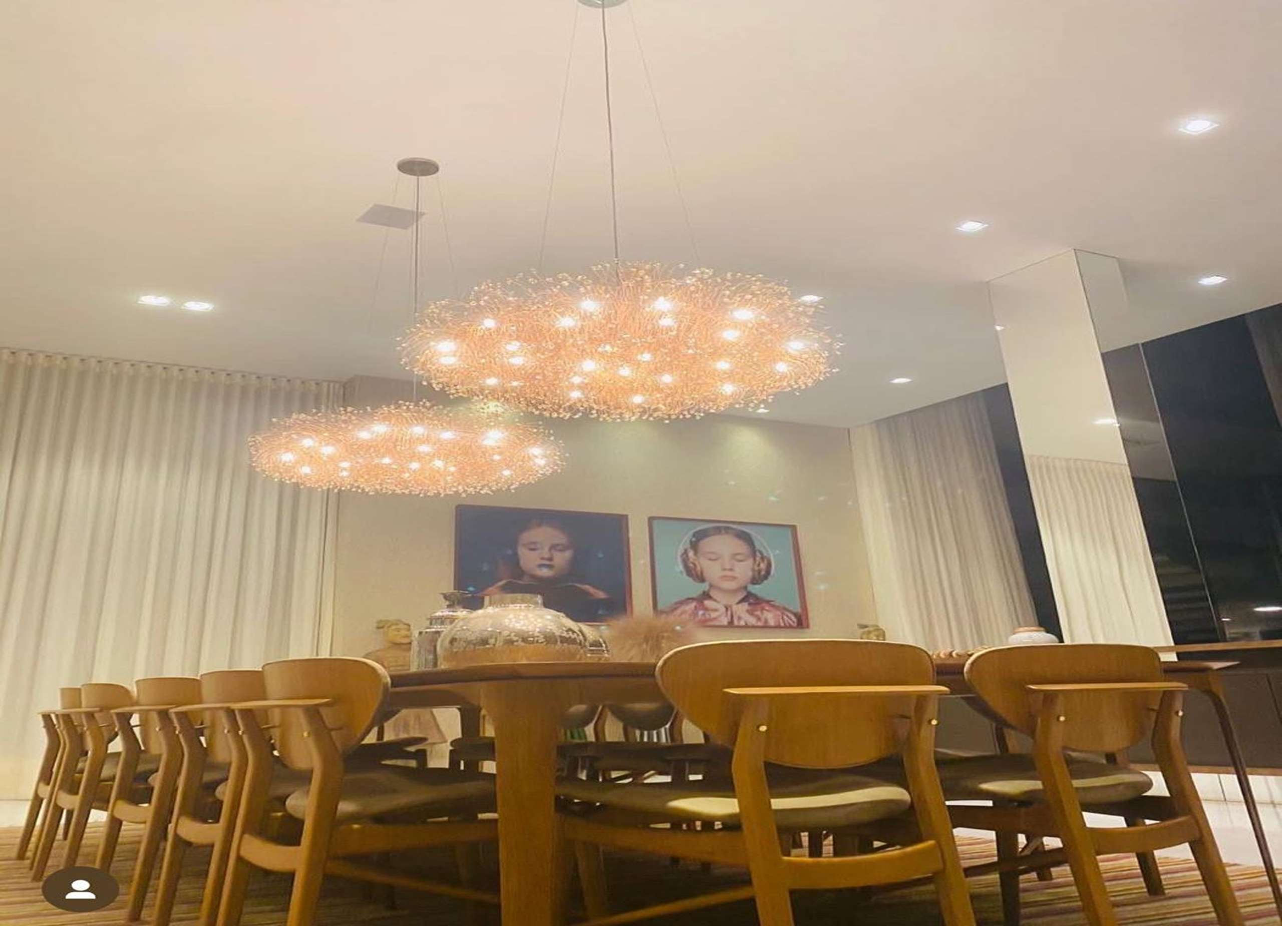 MS-Zappa-Sorocaba-Sala-de-jantar-ampla-com-lustres-marcantes-mesa-grande-de-madeira-e-decoracao-exclusiva