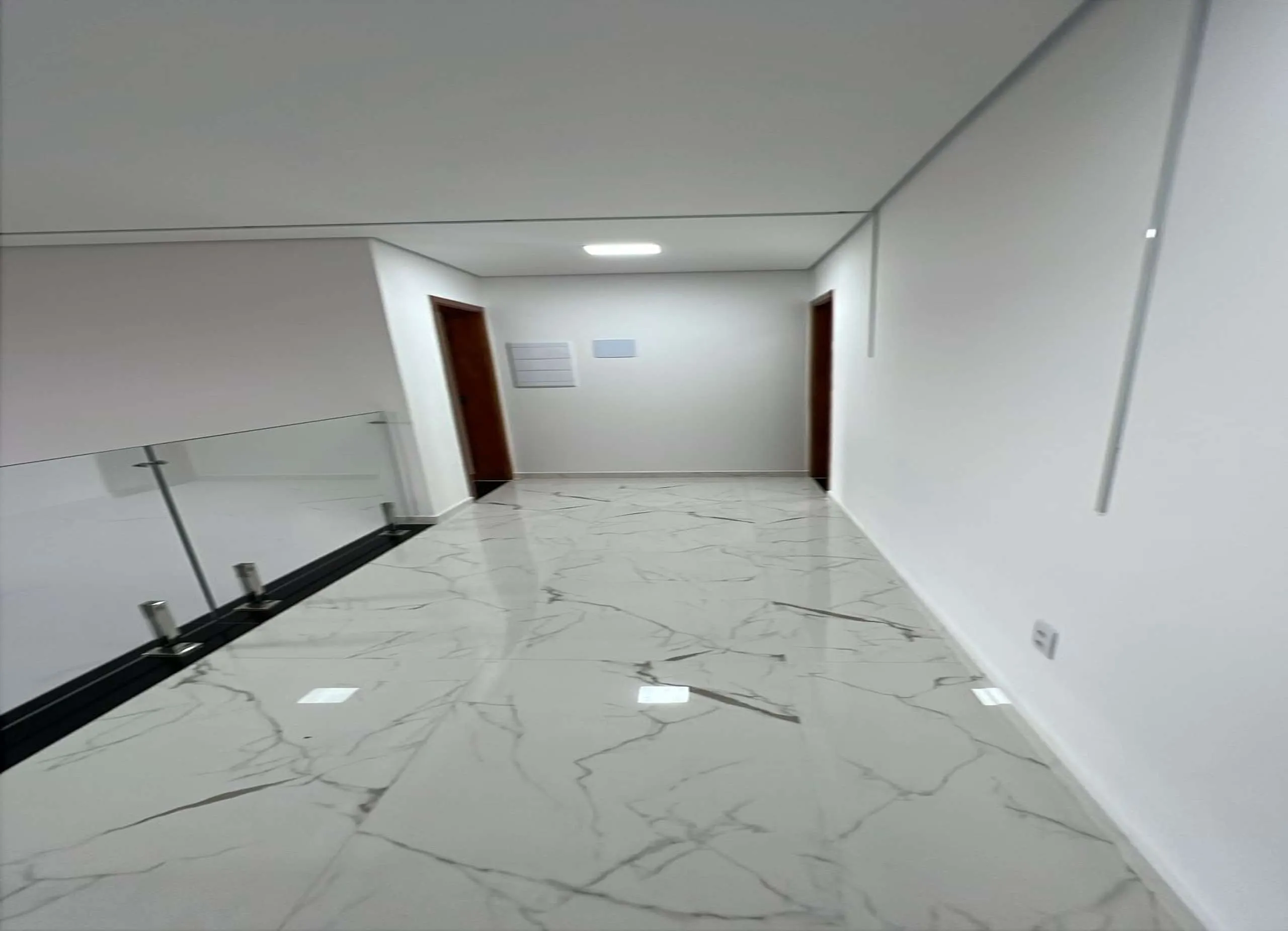 MS-Zappa-Sorocaba-Corredor-superior-em-porcelanato-branco-luz-e-elegancia